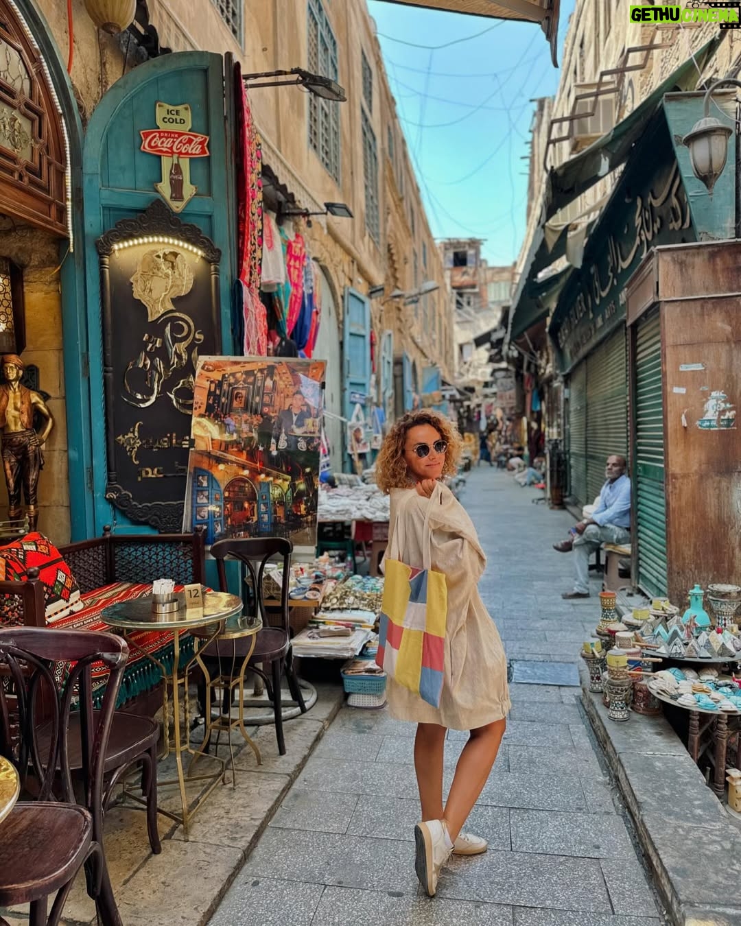 Ola Roshdy - 21.6K Likes - Masr Om El Donia 💙💕
شمين ريحة الخان في الصورة؟؟ ريحة الطيبة و الأمان؟ ريحة الدفئ والحنان؟ (والله مكنش قصدي اعمل قافية 😅😂 جت كده!)
Dress & Tote Bag @yalin.eg
Photography @reelsbyrahmaelsawah