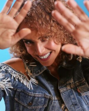 Ola Roshdy Instagram - Wooops!!! 👖👖Denim ‘24 😎😎
Stylist @marwaabdelsamie 
Make Up @nadaswidanmua 
Curl styling @thecurlystudio 
Styling products @o.curls_ 
Photos by @cherineshiha