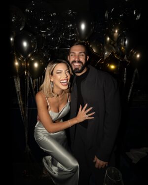 Oriana Marzoli Instagram - Happy birthday to me* 🎂🎈 un año más celebro con la gente a la que más quiero, los imprescindibles, la familia que uno elige 🫶🏻 Gracias a todos por venir y vuelvo a repetir, gracias a mi madre, a Facu, amigos y a mis fans por todos los regalos y sorpresas que me habéis hecho. 🌹Quiero incluir aquí también al equipo de grabación con el que he estado todos estos días, y sin adelantar nada más, estoy SEGURA de que os va a encantar lo que estamos preparando*😎 🥂✨ 

Tarta: @dulcelocuramadrid 🎂
Globos: magia_globos 🎈
Fotos: @miguelroman_ 📸