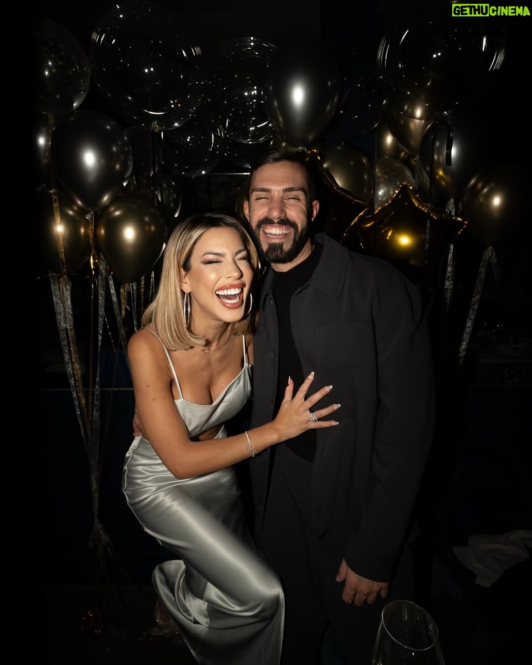 Oriana Marzoli - 109.6K Likes - Happy birthday to me* 🎂🎈 un año más celebro con la gente a la que más quiero, los imprescindibles, la familia que uno elige 🫶🏻 Gracias a todos por venir y vuelvo a repetir, gracias a mi madre, a Facu, amigos y a mis fans por todos los regalos y sorpresas que me habéis hecho. 🌹Quiero incluir aquí también al equipo de grabación con el que he estado todos estos días, y sin adelantar nada más, estoy SEGURA de que os va a encantar lo que estamos preparando*😎 🥂✨
Tarta: @dulcelocuramadrid 🎂
Globos: magia_globos 🎈
Fotos: @miguelroman_ 📸