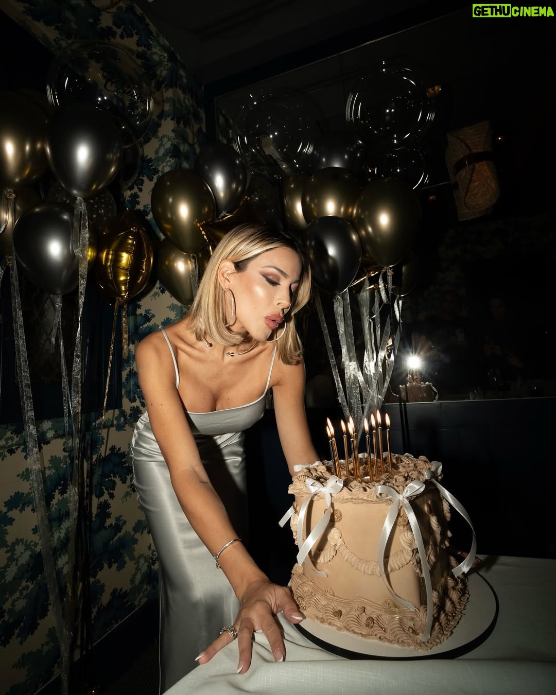Oriana Marzoli - 109.6K Likes - Happy birthday to me* 🎂🎈 un año más celebro con la gente a la que más quiero, los imprescindibles, la familia que uno elige 🫶🏻 Gracias a todos por venir y vuelvo a repetir, gracias a mi madre, a Facu, amigos y a mis fans por todos los regalos y sorpresas que me habéis hecho. 🌹Quiero incluir aquí también al equipo de grabación con el que he estado todos estos días, y sin adelantar nada más, estoy SEGURA de que os va a encantar lo que estamos preparando*😎 🥂✨
Tarta: @dulcelocuramadrid 🎂
Globos: magia_globos 🎈
Fotos: @miguelroman_ 📸