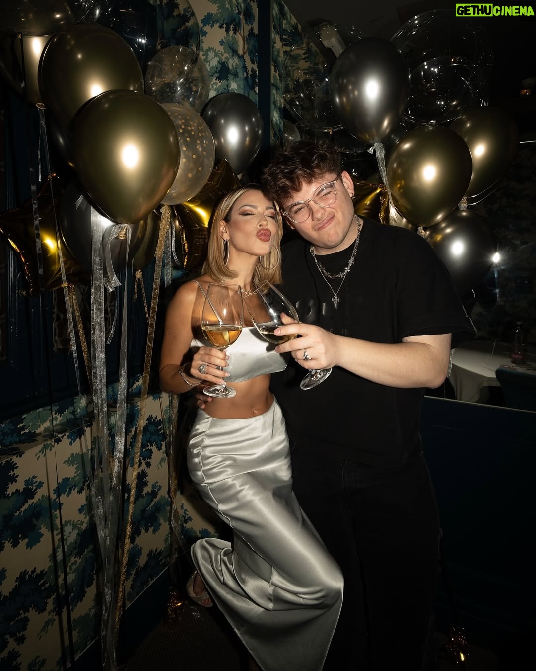Oriana Marzoli - 109.6K Likes - Happy birthday to me* 🎂🎈 un año más celebro con la gente a la que más quiero, los imprescindibles, la familia que uno elige 🫶🏻 Gracias a todos por venir y vuelvo a repetir, gracias a mi madre, a Facu, amigos y a mis fans por todos los regalos y sorpresas que me habéis hecho. 🌹Quiero incluir aquí también al equipo de grabación con el que he estado todos estos días, y sin adelantar nada más, estoy SEGURA de que os va a encantar lo que estamos preparando*😎 🥂✨
Tarta: @dulcelocuramadrid 🎂
Globos: magia_globos 🎈
Fotos: @miguelroman_ 📸