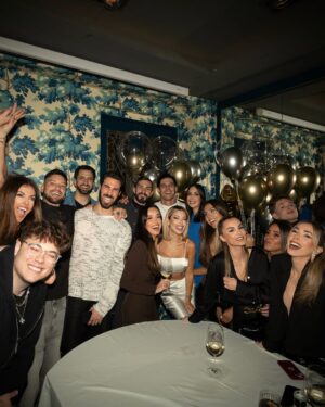Oriana Marzoli Instagram - Happy birthday to me* 🎂🎈 un año más celebro con la gente a la que más quiero, los imprescindibles, la familia que uno elige 🫶🏻 Gracias a todos por venir y vuelvo a repetir, gracias a mi madre, a Facu, amigos y a mis fans por todos los regalos y sorpresas que me habéis hecho. 🌹Quiero incluir aquí también al equipo de grabación con el que he estado todos estos días, y sin adelantar nada más, estoy SEGURA de que os va a encantar lo que estamos preparando*😎 🥂✨ 

Tarta: @dulcelocuramadrid 🎂
Globos: magia_globos 🎈
Fotos: @miguelroman_ 📸