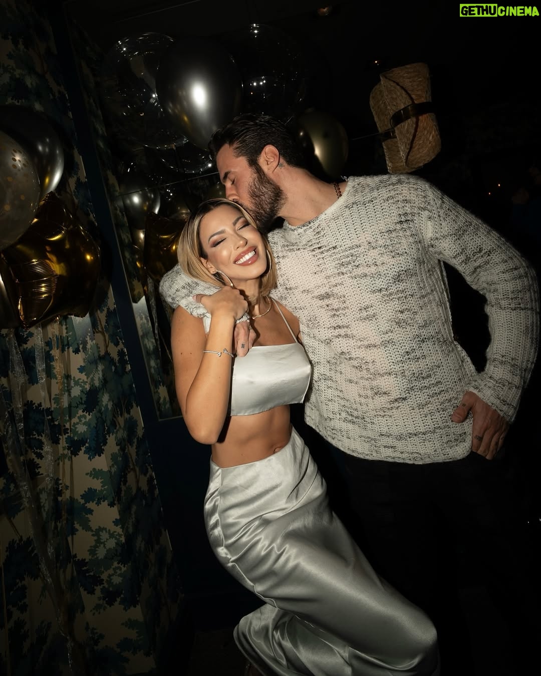 Oriana Marzoli - 109.6K Likes - Happy birthday to me* 🎂🎈 un año más celebro con la gente a la que más quiero, los imprescindibles, la familia que uno elige 🫶🏻 Gracias a todos por venir y vuelvo a repetir, gracias a mi madre, a Facu, amigos y a mis fans por todos los regalos y sorpresas que me habéis hecho. 🌹Quiero incluir aquí también al equipo de grabación con el que he estado todos estos días, y sin adelantar nada más, estoy SEGURA de que os va a encantar lo que estamos preparando*😎 🥂✨
Tarta: @dulcelocuramadrid 🎂
Globos: magia_globos 🎈
Fotos: @miguelroman_ 📸