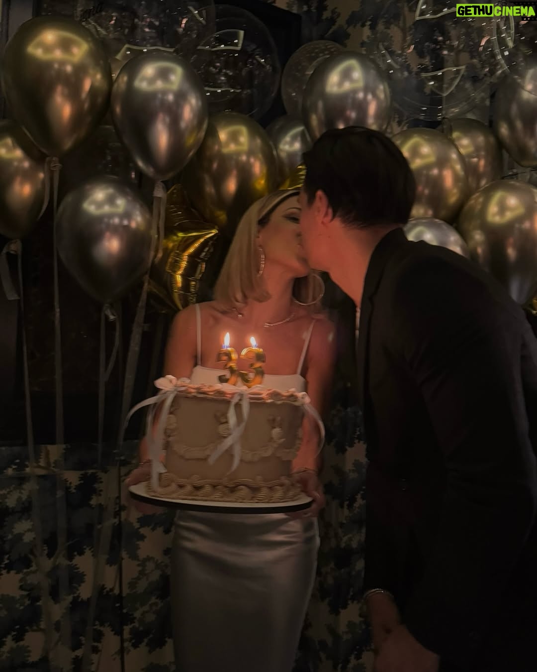 Oriana Marzoli - 109.6K Likes - Happy birthday to me* 🎂🎈 un año más celebro con la gente a la que más quiero, los imprescindibles, la familia que uno elige 🫶🏻 Gracias a todos por venir y vuelvo a repetir, gracias a mi madre, a Facu, amigos y a mis fans por todos los regalos y sorpresas que me habéis hecho. 🌹Quiero incluir aquí también al equipo de grabación con el que he estado todos estos días, y sin adelantar nada más, estoy SEGURA de que os va a encantar lo que estamos preparando*😎 🥂✨
Tarta: @dulcelocuramadrid 🎂
Globos: magia_globos 🎈
Fotos: @miguelroman_ 📸
