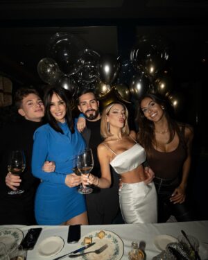 Oriana Marzoli Instagram - Happy birthday to me* 🎂🎈 un año más celebro con la gente a la que más quiero, los imprescindibles, la familia que uno elige 🫶🏻 Gracias a todos por venir y vuelvo a repetir, gracias a mi madre, a Facu, amigos y a mis fans por todos los regalos y sorpresas que me habéis hecho. 🌹Quiero incluir aquí también al equipo de grabación con el que he estado todos estos días, y sin adelantar nada más, estoy SEGURA de que os va a encantar lo que estamos preparando*😎 🥂✨ 

Tarta: @dulcelocuramadrid 🎂
Globos: magia_globos 🎈
Fotos: @miguelroman_ 📸