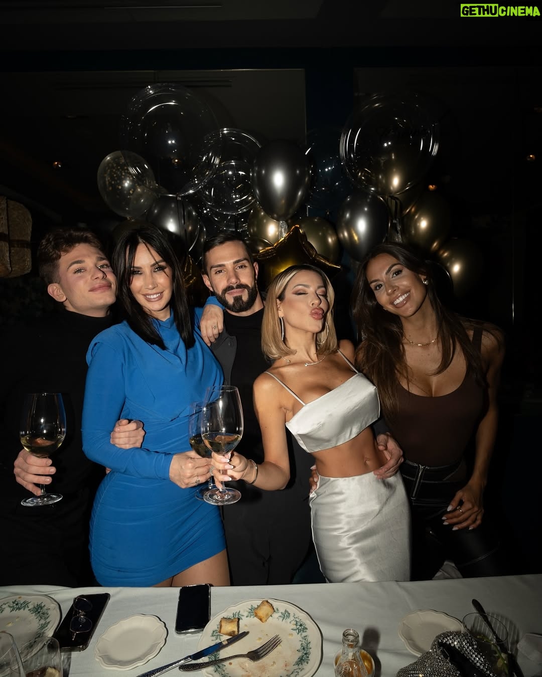 Oriana Marzoli - 109.6K Likes - Happy birthday to me* 🎂🎈 un año más celebro con la gente a la que más quiero, los imprescindibles, la familia que uno elige 🫶🏻 Gracias a todos por venir y vuelvo a repetir, gracias a mi madre, a Facu, amigos y a mis fans por todos los regalos y sorpresas que me habéis hecho. 🌹Quiero incluir aquí también al equipo de grabación con el que he estado todos estos días, y sin adelantar nada más, estoy SEGURA de que os va a encantar lo que estamos preparando*😎 🥂✨
Tarta: @dulcelocuramadrid 🎂
Globos: magia_globos 🎈
Fotos: @miguelroman_ 📸