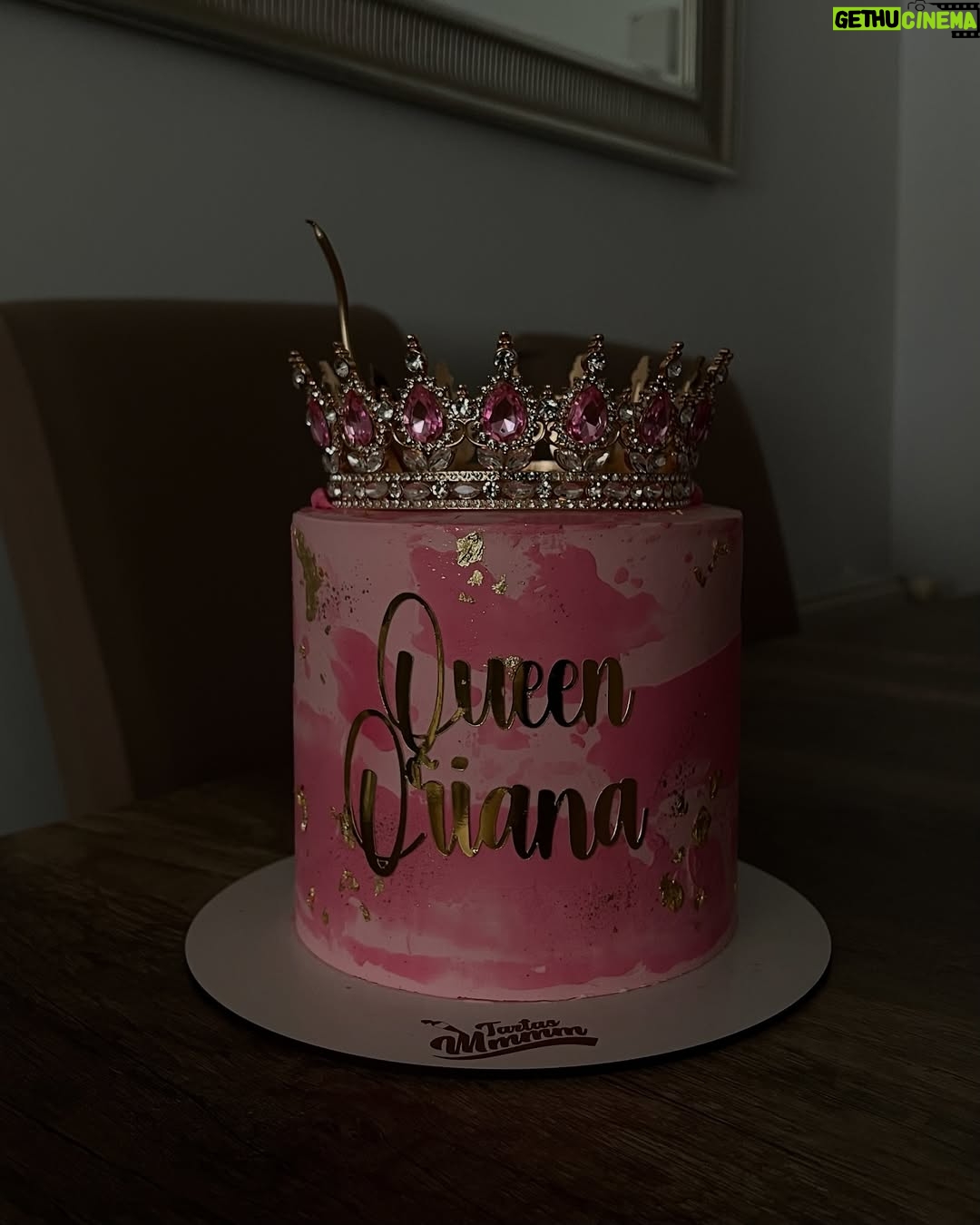 Oriana Marzoli - 109.6K Likes - Happy birthday to me* 🎂🎈 un año más celebro con la gente a la que más quiero, los imprescindibles, la familia que uno elige 🫶🏻 Gracias a todos por venir y vuelvo a repetir, gracias a mi madre, a Facu, amigos y a mis fans por todos los regalos y sorpresas que me habéis hecho. 🌹Quiero incluir aquí también al equipo de grabación con el que he estado todos estos días, y sin adelantar nada más, estoy SEGURA de que os va a encantar lo que estamos preparando*😎 🥂✨
Tarta: @dulcelocuramadrid 🎂
Globos: magia_globos 🎈
Fotos: @miguelroman_ 📸
