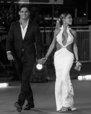 Oriana Marzoli Instagram - Encantados de haber sido invitados a la gala de viña #festivaldeviña 2025* y asistir a este maravilloso evento en Chile @mega.tv 🇨🇱

Vestido: @gioyber 
Traje: @boss 
Accesorios: @tiffanyandco 
Zapatos: @tomford 
Maquillaje: @natalyleivamakeup 
Hair: @bohushairofficial 
Photos: @agenciagotikaoficial y @revistasarah 

Una vez más, queremos agradecer el cariño que nos dan en cada aparición con estos detalles como las rosas 🌹🫶🏻
