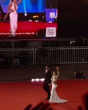 Oriana Marzoli Instagram - Encantados de haber sido invitados a la gala de viña #festivaldeviña 2025* y asistir a este maravilloso evento en Chile @mega.tv 🇨🇱

Vestido: @gioyber 
Traje: @boss 
Accesorios: @tiffanyandco 
Zapatos: @tomford 
Maquillaje: @natalyleivamakeup 
Hair: @bohushairofficial 
Photos: @agenciagotikaoficial y @revistasarah 

Una vez más, queremos agradecer el cariño que nos dan en cada aparición con estos detalles como las rosas 🌹🫶🏻
