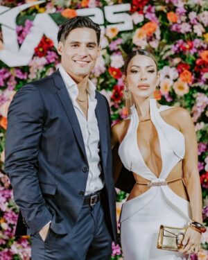 Oriana Marzoli Instagram - Encantados de haber sido invitados a la gala de viña #festivaldeviña 2025* y asistir a este maravilloso evento en Chile @mega.tv 🇨🇱

Vestido: @gioyber 
Traje: @boss 
Accesorios: @tiffanyandco 
Zapatos: @tomford 
Maquillaje: @natalyleivamakeup 
Hair: @bohushairofficial 
Photos: @agenciagotikaoficial y @revistasarah 

Una vez más, queremos agradecer el cariño que nos dan en cada aparición con estos detalles como las rosas 🌹🫶🏻