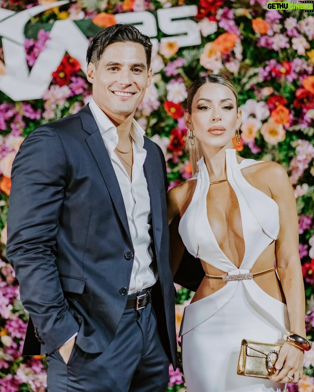 Oriana Marzoli - 141.1K Likes - Encantados de haber sido invitados a la gala de viña #festivaldeviña 2025* y asistir a este maravilloso evento en Chile @mega.tv 🇨🇱
Vestido: @gioyber
Traje: @boss
Accesorios: @tiffanyandco
Zapatos: @tomford
Maquillaje: @natalyleivamakeup
Hair: @bohushairofficial
Photos: @agenciagotikaoficial y @revistasarah
Una vez más, queremos agradecer el cariño que nos dan en cada aparición con estos detalles como las rosas 🌹🫶🏻