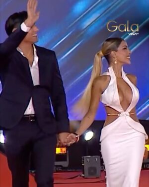 Oriana Marzoli Instagram - Encantados de haber sido invitados a la gala de viña #festivaldeviña 2025* y asistir a este maravilloso evento en Chile @mega.tv 🇨🇱

Vestido: @gioyber 
Traje: @boss 
Accesorios: @tiffanyandco 
Zapatos: @tomford 
Maquillaje: @natalyleivamakeup 
Hair: @bohushairofficial 
Photos: @agenciagotikaoficial y @revistasarah 

Una vez más, queremos agradecer el cariño que nos dan en cada aparición con estos detalles como las rosas 🌹🫶🏻