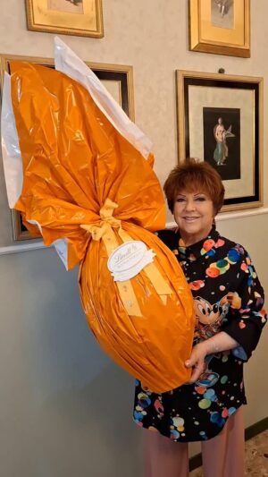 Orietta Berti Instagram - ...la Pasqua sta arrivando💛🐣🌿

Grazie💖 di cuore al caro Pier Silvio Berlusconi e alla cara Silvia Toffanin per questo enorme uovo di pasqua ... è una sorpresa bellissima e le mie nipotine sono già impazienti...non vedono l'ora che sia domenica per aprirlo😍

Gazie davvero sempre per l'affetto❤ a Pier Silvio, a Silvia e a tutta la famiglia @mediasetinfinity 🌈

Un abbbraccio e Buona Pasqua a tutti💛
Orietta

#pasqua #santapasqua #uovadipasqua #piersilvioberlusconi #SilviaToffanin #buonapasqua @mediasetinfinity @verissimotv @giores.grestelli @lorenzocippa @qui_mediaset #canale5 #love💖 #sorpresa #lapasquastaarrivando #siamonatiperamare #GiftedByMediaset #emozioni #pace🏳️‍🌈