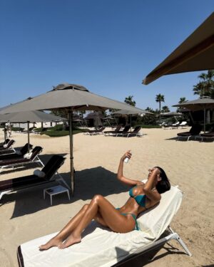 Oriola Marashi Instagram - Guess eshte bikini, vaji eshte ulliri, aura eshte floriri.
#JamMëShumëSeDukem #EnergjiEArtë #guessgirlglow