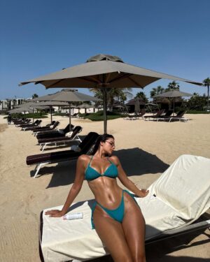 Oriola Marashi Instagram - Guess eshte bikini, vaji eshte ulliri, aura eshte floriri.
#JamMëShumëSeDukem #EnergjiEArtë #guessgirlglow