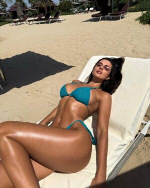 Oriola Marashi Instagram - Guess eshte bikini, vaji eshte ulliri, aura eshte floriri.
#JamMëShumëSeDukem #EnergjiEArtë #guessgirlglow