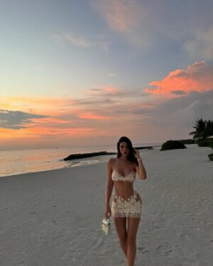 Oriola Marashi Instagram - Endless summer 🐚 🌅