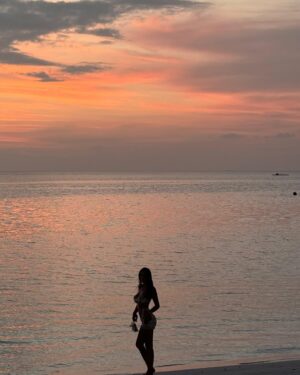 Oriola Marashi Instagram - Endless summer 🐚 🌅