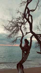 Actress Oviya Santhakumar HD Photos and Wallpapers March 2025