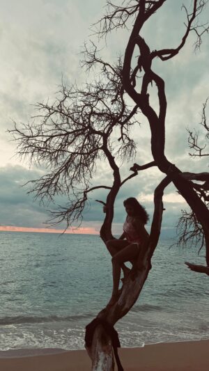 Oviya Santhakumar Instagram - Hawaii day 1 🌸🌹❤️
