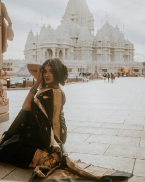 Oviya Santhakumar Instagram - Six yards of elegance, draped in tradition and woven with grace.”
Saree: A timeless symbol of beauty and heritage, flowing with stories of tradition and grace.
Photographed at @akshardhamusa, capturing the serenity and charm of Indian culture.

#SareeLove #IndianHeritage #TraditionalElegance #TimelessBeauty #CulturalGrace #SareeNotSari #templediaries
#SareeNotSari #TimelessTradition 
Pc: @sudhakar_3697 
Saree: @sundari_silks