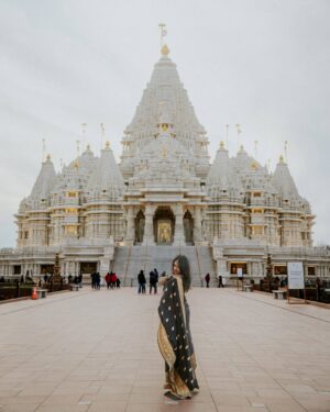 Oviya Santhakumar Instagram - Six yards of elegance, draped in tradition and woven with grace.”
Saree: A timeless symbol of beauty and heritage, flowing with stories of tradition and grace.
Photographed at @akshardhamusa, capturing the serenity and charm of Indian culture.

#SareeLove #IndianHeritage #TraditionalElegance #TimelessBeauty #CulturalGrace #SareeNotSari #templediaries
#SareeNotSari #TimelessTradition 
Pc: @sudhakar_3697 
Saree: @sundari_silks