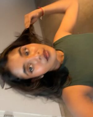 Oviya Santhakumar Instagram - Random shiii🍀