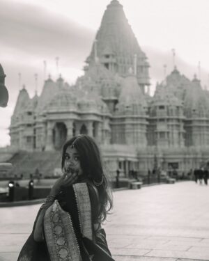 Oviya Santhakumar Instagram - Six yards of elegance, draped in tradition and woven with grace.”
Saree: A timeless symbol of beauty and heritage, flowing with stories of tradition and grace.
Photographed at @akshardhamusa, capturing the serenity and charm of Indian culture.

#SareeLove #IndianHeritage #TraditionalElegance #TimelessBeauty #CulturalGrace #SareeNotSari #templediaries
#SareeNotSari #TimelessTradition 
Pc: @sudhakar_3697 
Saree: @sundari_silks
