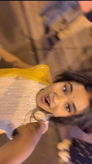 Oviya Santhakumar Instagram - Muduchu vituteenga ponga🐥