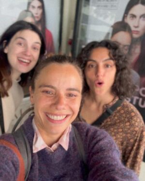 Paloma Moreno Instagram - Este Jueves estrenamos 
✨“El tiempo que no estuve”✨
Tenemos muchas ganas de compartirla con uds, y más aún en este hermoso y emblemático teatro @teatroictus 
Vayan por sus entradas 
🎟️Ticketplus Link en Bio
📆 Los esperamos de Jueves a Sábado, del 7 al 30 de Noviembre 🩷

Texto: @emilianoguera 
Dirección: @danicastillotoro 
Universo sonoro: @damiannoguera 
Co produccióm: @culturacap y @teatro_nescafe