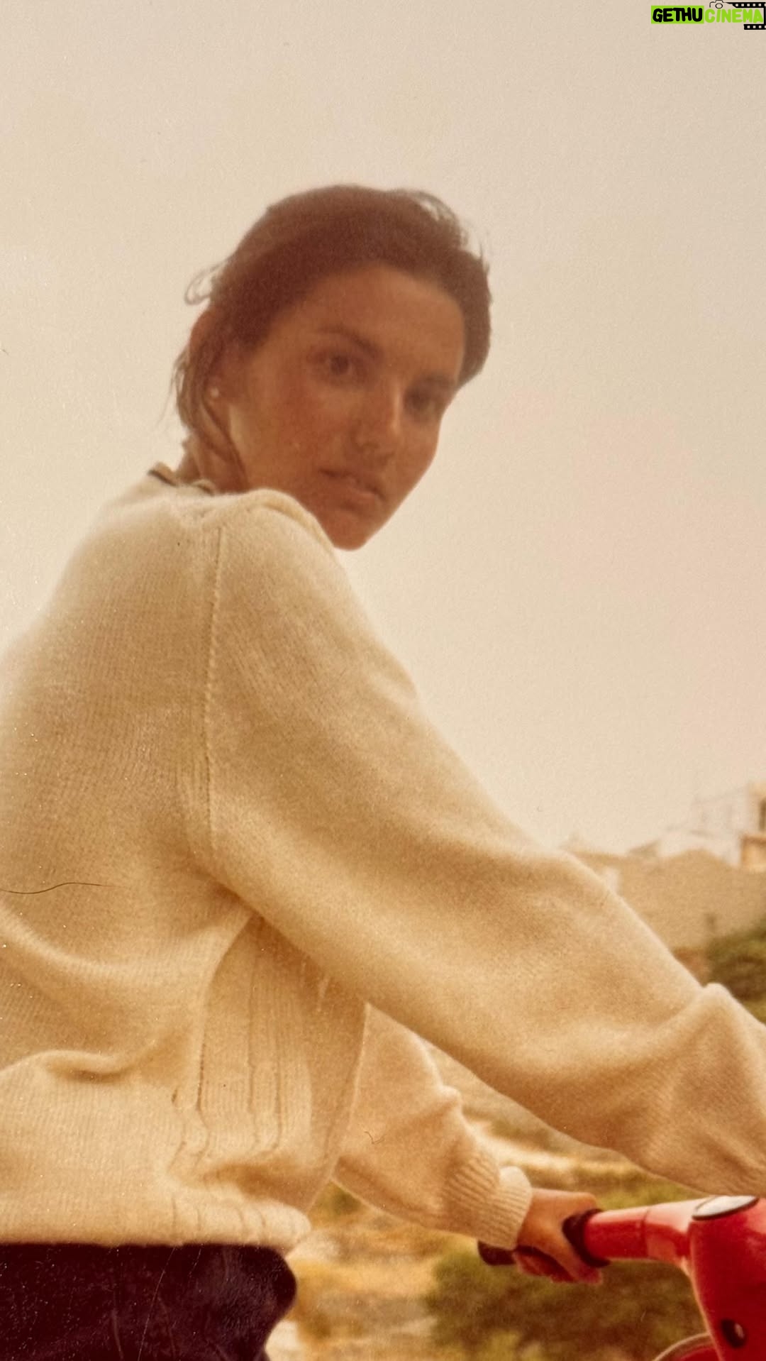 Paloma Moreno - 4.3K Likes - Tuve la suerte de tener dos mamás.
Este es el primer día de la madre sin una de ellas, mi abuela.
Quiero pensar que en algún plano ahora están juntas, dándose taaanto amor!!
Qué agradecida estoy yo, de ese amor que recibí de ambas!!
Son y han sido TODO 🤍✨
Abrazo a todas las madres