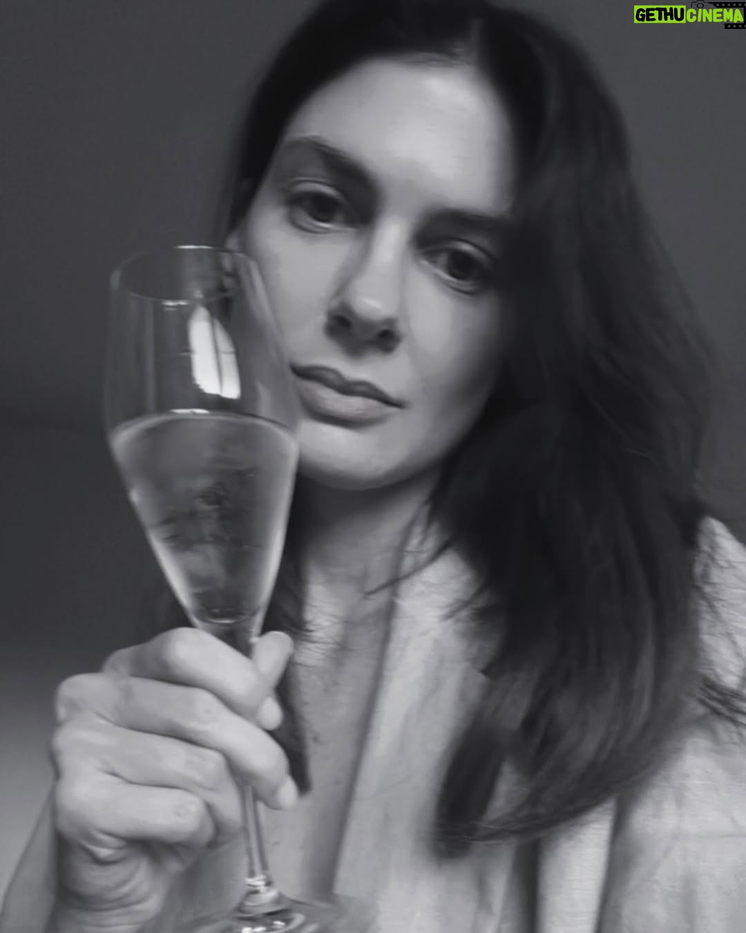 Paloma Moreno - 4.2K Likes - Gracias 2024
Hubo trabajo, amigos, amor, viajes, y un sobrino listo para ser cocinado š„°
Me encanta el aƱo nuevo porque es un rito para renovar la esperanza.
Para los que ha estado duro, fuerza y mucho cariƱo
Horizonte para uds! 𩵠Les dejo mi canción favorita del año