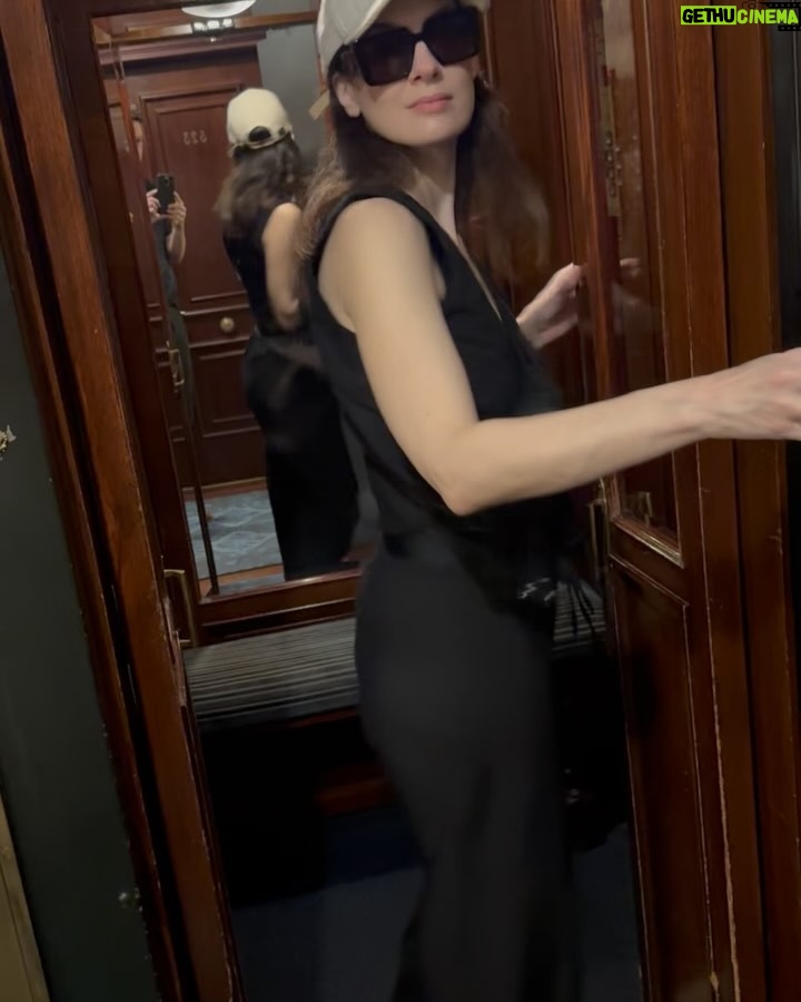 Paloma Moreno - 4.2K Likes - Gracias 2024
Hubo trabajo, amigos, amor, viajes, y un sobrino listo para ser cocinado 🥰
Me encanta el año nuevo porque es un rito para renovar la esperanza.
Para los que ha estado duro, fuerza y mucho cariño
Horizonte para uds! 🩵 Les dejo mi canción favorita del año