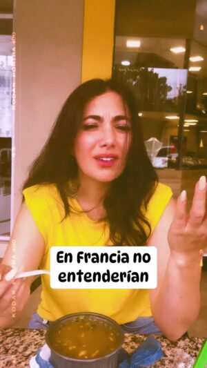 Pamela Cortes Instagram - Con respeto y con amor, esto va para quienes extrañan su tierra. Ahora les pregunto: ¿El encebollado va con chifle o canguil? Los leo 👀🤪🇪🇨 

 #Ecuador #SiYaSabenComoSoy #PamelaCortes #Encebollado #CaldoDeSalchicha