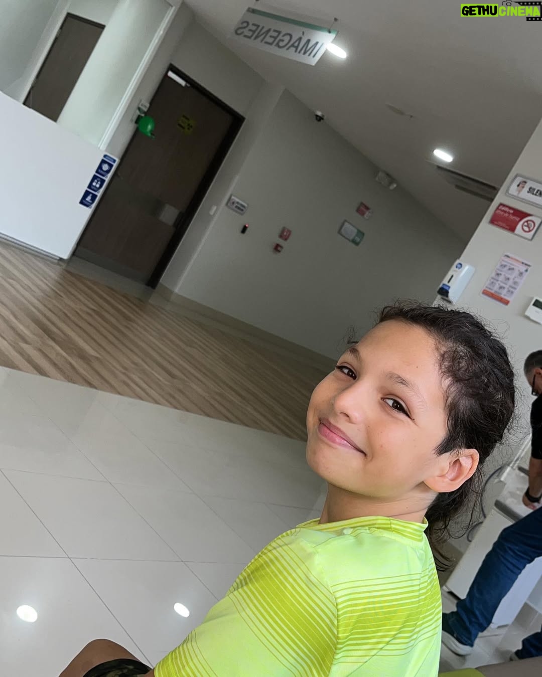 Pamela Cortes - 4.1K Likes - Así comenzamos las vacaciones de Max 😅 En un super salto en sus clases, cayó mal sobre el pie y se fracturó. Pero aquí vamos con buena actitud 🔥¡A engreirlo mas!
#EsLoQueHay #NoSiempreSonDeCaucho #MiNiñoAguanton