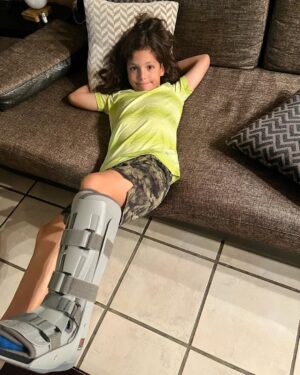 Pamela Cortes Instagram - Así comenzamos las vacaciones de Max 😅 En un super salto en sus clases, cayó mal sobre el pie y se fracturó. Pero aquí vamos con buena actitud 🔥¡A engreirlo mas!
#EsLoQueHay #NoSiempreSonDeCaucho #MiNiñoAguanton