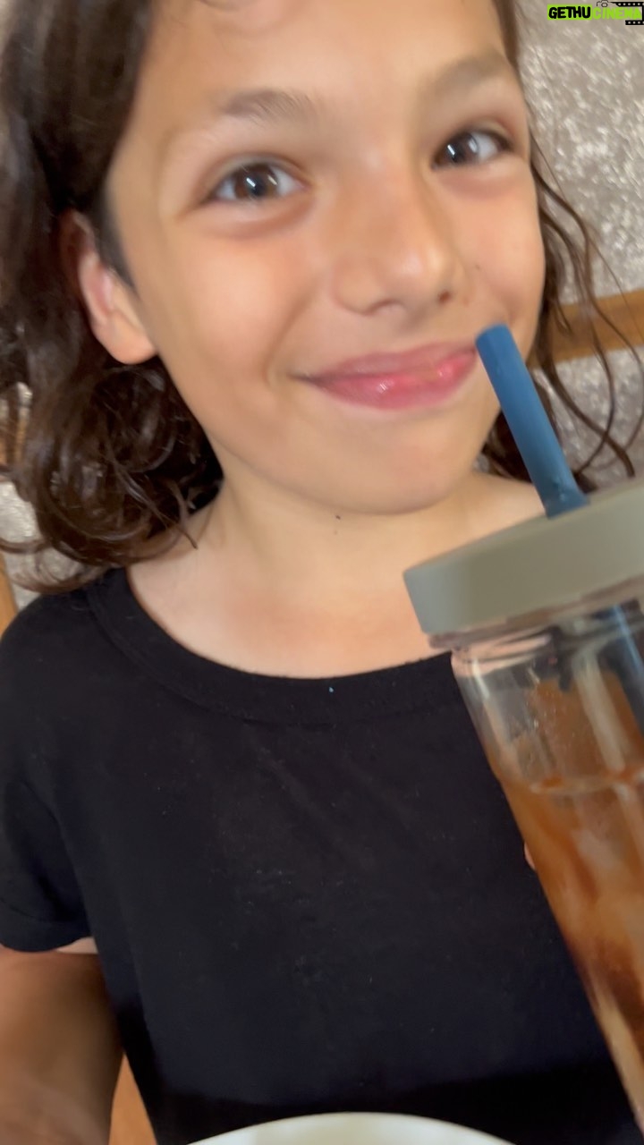 Pamela Cortes - 4.3K Likes - Este señor hoy nos enseñó a hacer su tigrillo y chocolatada ultra cargada 🤣🔋🔋🔋 #SinoNadieLoAlimenta #DiariosDeUnSurvivor #EsLoQueHay #SiNoVasASerAmableNoEscribas