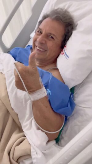 Pamela Cortes Instagram - Mala hierba…. … ya tu sabes! ❤️

Mi papi tuvo que operarse de urgencia, gracias a Dios salió todo muy bien. En las mejores manos y muy engreído en sus cuidados. Gracias @hospital.clinicaguayaquil @drrobertogilbert por cuidarnos siempre con tanto amor ❤️ 

#MiPapito #ElConejitoDeLas7Vidas 🤣 #HastaCuandoMiguelito