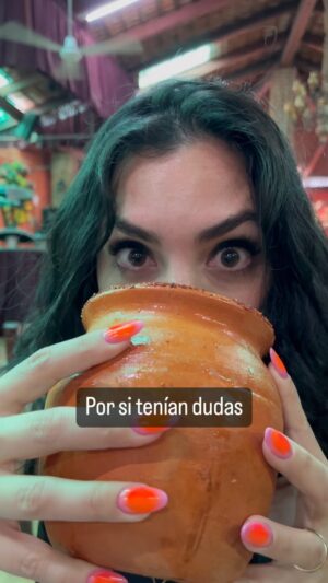 Pamela Cortes Instagram - ¿Un cantarito? La magia del tequila 🇲🇽 
(Jugos de no se qué, picante y tequila)
#cantaritos #TeAmoMexico #DéjenlaVolver #Mexico #YSiNosQuedamos ? @david_armenio 😅