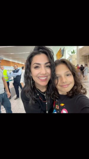 Pamela Cortes Instagram - Mientras él toma selfies yo lo apachurro. 🤪 Mi niño grande, te veo en unos días. ❤️#SeMeQuedaElUteroEnGuayaquil #DejenlosFaltarALaEscuela #MexicoAquíVoy #AVerAMiNovio #DavidHarutyunyan #PamelaCortes
