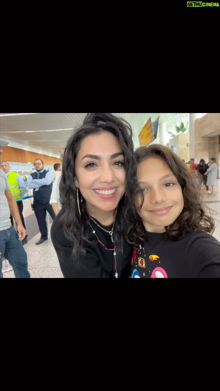 Pamela Cortes - 9.6K Likes - Mientras él toma selfies yo lo apachurro. 🤪 Mi niño grande, te veo en unos días. ❤️#SeMeQuedaElUteroEnGuayaquil #DejenlosFaltarALaEscuela #MexicoAquíVoy #AVerAMiNovio #DavidHarutyunyan #PamelaCortes