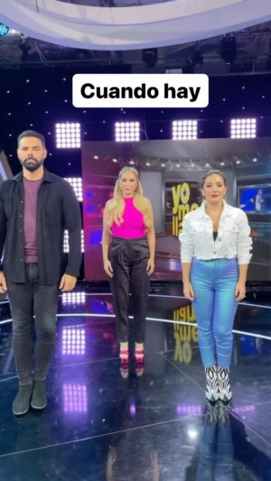 Pamela Cortes Instagram - Tuve que subirlo…no me odien. 🤣🤣 @ronaldfarina  @erikavelez ¡TRABAAAJEEEEEEN!  Ya mismo nos botan 🤣 @flacaarellano 
@teleamazonasec  @teleamazonasentretenimiento  #PocoEVagos #TomaTuTikTok #PamelaCortes #RonaldFarina #ErikaVelez #YoMeLLamo