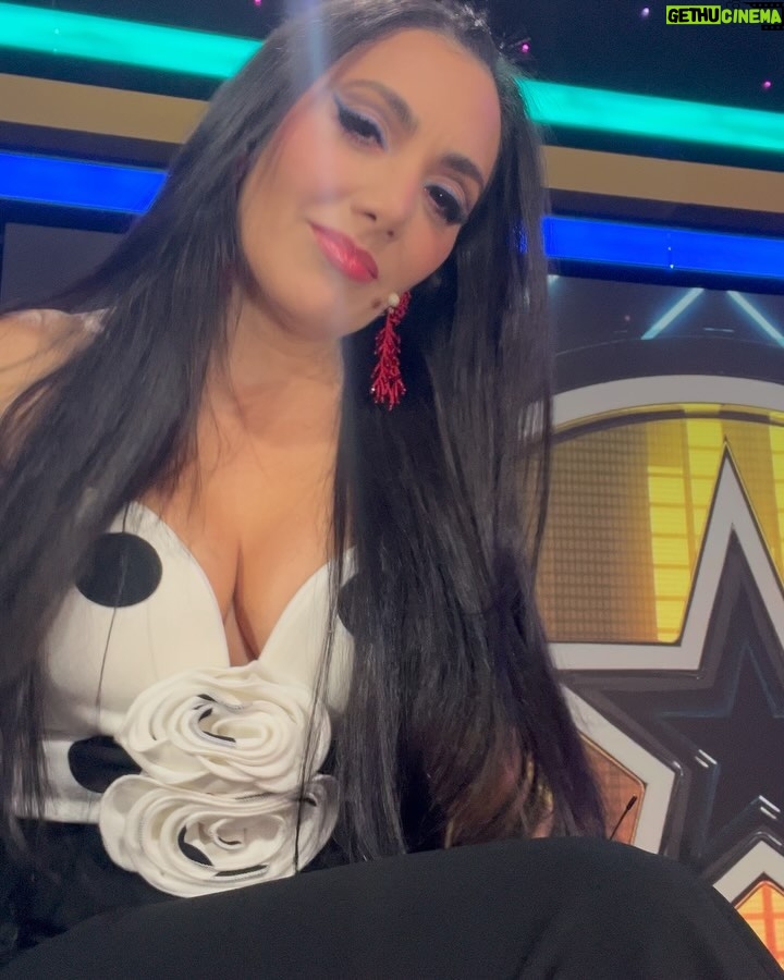 Pamela Cortes - 6.8K Likes - Mi cuarto de hora de autoestima elevadísima. 🤣 
Cenicienta antes de las 12 (o la hermanastra?) #EsLoQueHay #ComoPocas #PeroQuitaleLaProduccion #CenicientaAntesDeLas12 
Mis ratoncitos y hadas que me transforman:
@pedrodiazj @ilemakeup @nelsuarezbeauty @hectoralvarado__
📽️ @muajancoello
Extensiones @maritzachevez