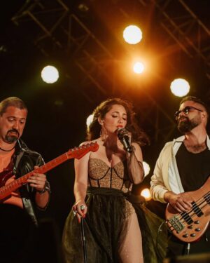 Pamela Cortes Instagram - Aun no despierto de este sueño. Hace pocas semanas estaba muy lejos de subirme a un escenario. Cada sonido, cada luz, el público, todo me sonó distinto que antes. Gracias @capitanferrer @jazzndive por hacerle caso a una mujer loca y ayudarle a cumplir esto desde el hospital. Gracias a la gran artista @monicacampanaoficial por ese desfile de espectaculares creaciones para mi. Gracias @alexmargary por todo tu arte. Gracias a mi hermana @mirellamusic por esa energía y empujarme (al abismo 🤣). Que rico compartir con todas @andreinabravoo @dayanaraoficial @yildaoficial
Gracias a mi mano derecha y cerebro @valecastillo_m ✨ 
Gracias @elfestivalheat @dianapmontes_ @masterchrismusic por esperarme un poco mas e invitarme a ser parte de este gran día.
📸Gracias @cristhian2900 por tus fotos y trabajar en mi equipo.
📸Gracias @adjfotografia por siempre captar algo mas de nuestro arte.
#LosHeat #FestivalHeat #PamelaCortes #Cantautora #Gratitud