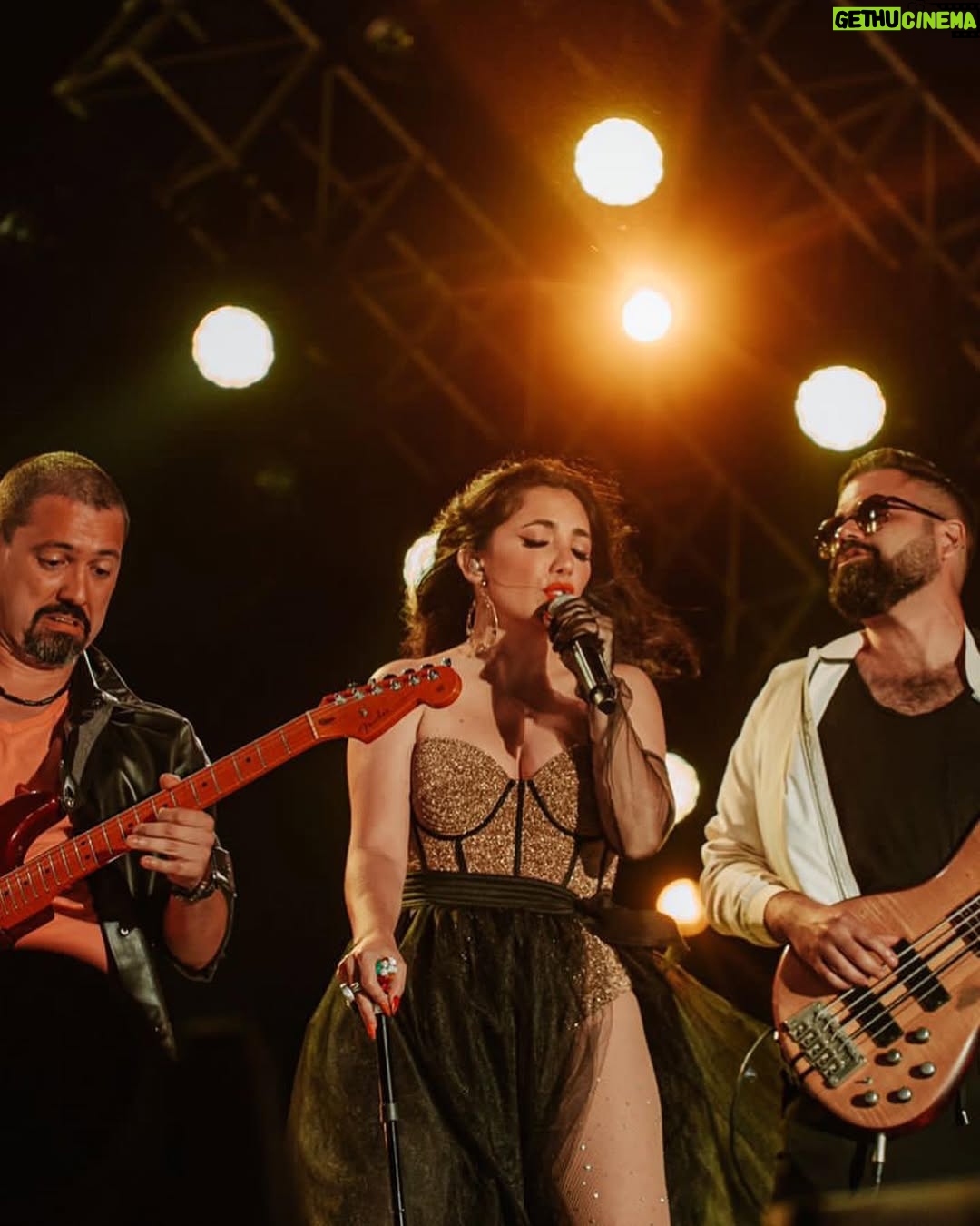 Pamela Cortes - 24.4K Likes - Aun no despierto de este sueño. Hace pocas semanas estaba muy lejos de subirme a un escenario. Cada sonido, cada luz, el público, todo me sonó distinto que antes. Gracias @capitanferrer @jazzndive por hacerle caso a una mujer loca y ayudarle a cumplir esto desde el hospital. Gracias a la gran artista @monicacampanaoficial por ese desfile de espectaculares creaciones para mi. Gracias @alexmargary por todo tu arte. Gracias a mi hermana @mirellamusic por esa energía y empujarme (al abismo 🤣). Que rico compartir con todas @andreinabravoo @dayanaraoficial @yildaoficial
Gracias a mi mano derecha y cerebro @valecastillo_m ✨ 
Gracias @elfestivalheat @dianapmontes_ @masterchrismusic por esperarme un poco mas e invitarme a ser parte de este gran día.
📸Gracias @cristhian2900 por tus fotos y trabajar en mi equipo.
📸Gracias @adjfotografia por siempre captar algo mas de nuestro arte.
#LosHeat #FestivalHeat #PamelaCortes #Cantautora #Gratitud
