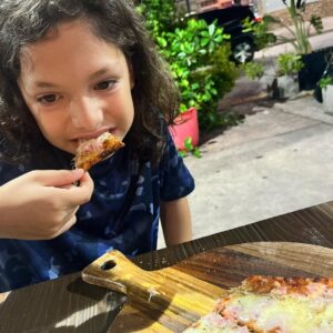 Pamela Cortes Instagram - La felicidad en su carita, no tiene precio.❤️Conocer un país nuevo, sabores, olores, colores. Que tu curiosidad y felicidad sean infinitos mi amor. Gracias por siempre acomodarte a nuestra movida agenda de trabajo o mis cambios de salud y por vivir con amor en los cambios de planes. Gracias Por ser tan dulce y dejarnos amarte. 
❤️ ❤️ 
Te amamos #Maxim @david_armenio 
#LaSorpresaDeLaDecada #RedondidoCayo #MisArmeniosGuayacos #PamelaCortes
