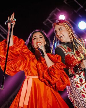 Pamela Cortes Instagram - Aun no despierto de este sueño. Hace pocas semanas estaba muy lejos de subirme a un escenario. Cada sonido, cada luz, el público, todo me sonó distinto que antes. Gracias @capitanferrer @jazzndive por hacerle caso a una mujer loca y ayudarle a cumplir esto desde el hospital. Gracias a la gran artista @monicacampanaoficial por ese desfile de espectaculares creaciones para mi. Gracias @alexmargary por todo tu arte. Gracias a mi hermana @mirellamusic por esa energía y empujarme (al abismo 🤣). Que rico compartir con todas @andreinabravoo @dayanaraoficial @yildaoficial
Gracias a mi mano derecha y cerebro @valecastillo_m ✨ 
Gracias @elfestivalheat @dianapmontes_ @masterchrismusic por esperarme un poco mas e invitarme a ser parte de este gran día.
📸Gracias @cristhian2900 por tus fotos y trabajar en mi equipo.
📸Gracias @adjfotografia por siempre captar algo mas de nuestro arte.
#LosHeat #FestivalHeat #PamelaCortes #Cantautora #Gratitud