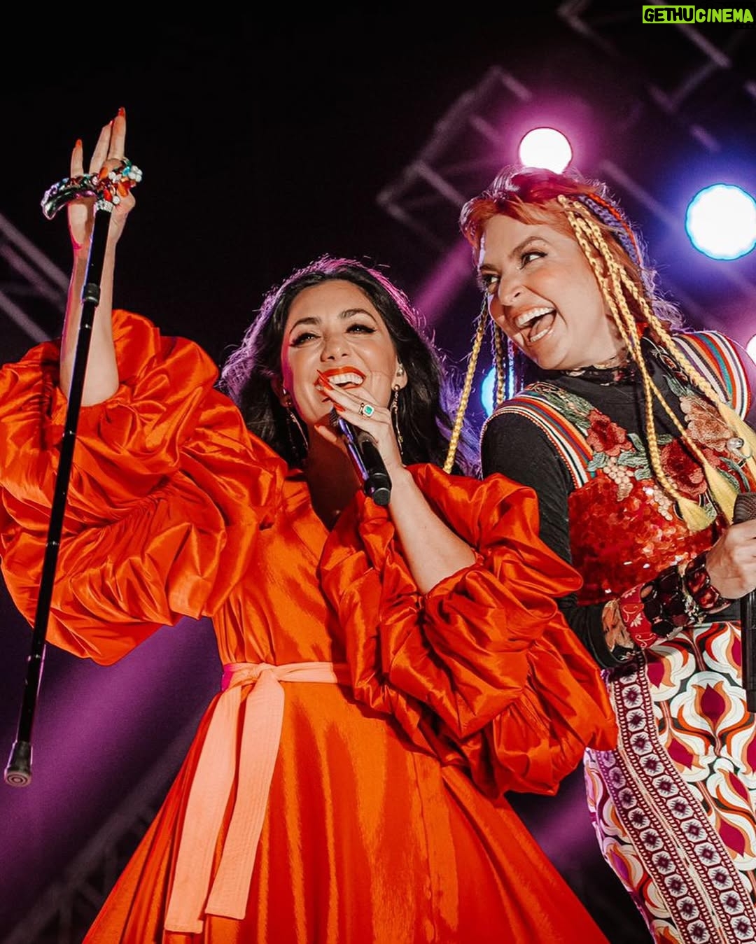 Pamela Cortes - 24.4K Likes - Aun no despierto de este sueño. Hace pocas semanas estaba muy lejos de subirme a un escenario. Cada sonido, cada luz, el público, todo me sonó distinto que antes. Gracias @capitanferrer @jazzndive por hacerle caso a una mujer loca y ayudarle a cumplir esto desde el hospital. Gracias a la gran artista @monicacampanaoficial por ese desfile de espectaculares creaciones para mi. Gracias @alexmargary por todo tu arte. Gracias a mi hermana @mirellamusic por esa energía y empujarme (al abismo 🤣). Que rico compartir con todas @andreinabravoo @dayanaraoficial @yildaoficial
Gracias a mi mano derecha y cerebro @valecastillo_m ✨ 
Gracias @elfestivalheat @dianapmontes_ @masterchrismusic por esperarme un poco mas e invitarme a ser parte de este gran día.
📸Gracias @cristhian2900 por tus fotos y trabajar en mi equipo.
📸Gracias @adjfotografia por siempre captar algo mas de nuestro arte.
#LosHeat #FestivalHeat #PamelaCortes #Cantautora #Gratitud
