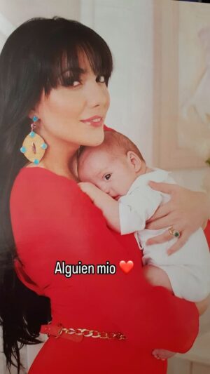 Pamela Cortes Instagram - Aunque no eres mio ni de alguien mas. Escribí esta canción anhelando tenerte en mis brazos así. Cada día que me abrazas, siento lo mismo. Paz, calma y amor infinito. Gracias Max por lo que me das. ❤️
Esto fue en 2013, una de las primeras veces en que pude cargarte.
Foto 📸 @joshdegel 
Hair: @maritzachevez